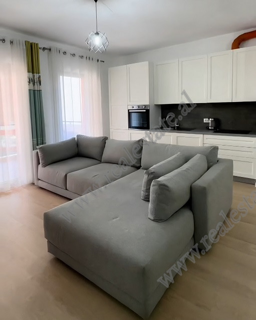 Apartament 1+1 me qira ne zonen e Delijorgjit, pas Hilton-it ne Tirane.
I pozicionuar ne katin e 3-